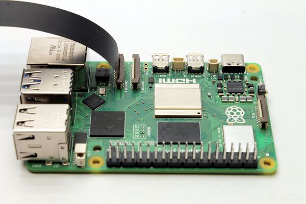 Build51 rpi5 display cable plugged 01.jpg